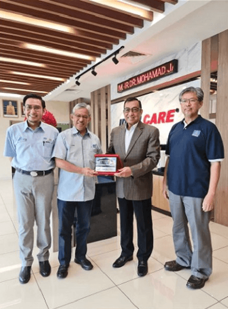 A gift presented to the SIRIM Berhad President and Chief Executive Officer at Ideal Health Care Sdn Bhd