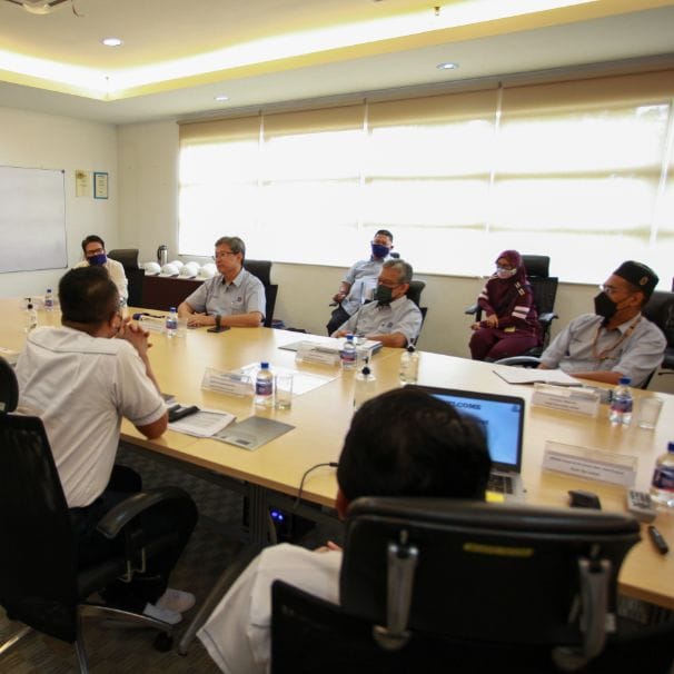 The SIRIM Berhad President and Chief Executive Officer in a meeting with Miyazu (M) Sdn Bhd management in the boardroom