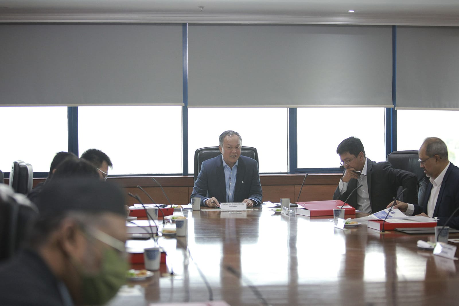 Members of the steering committee in discussion